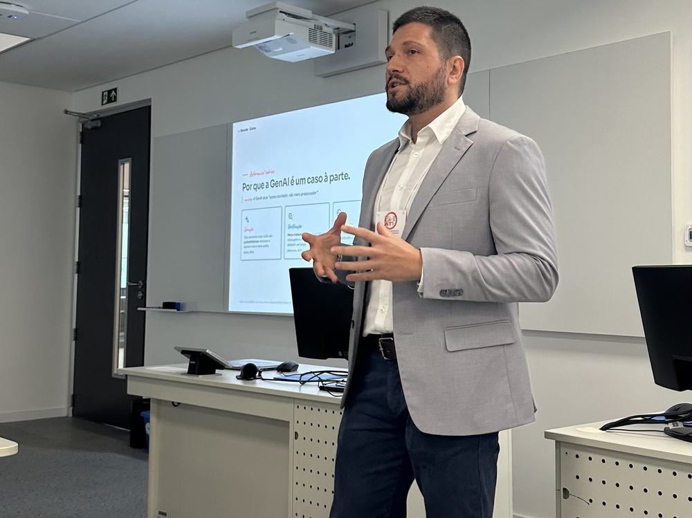 Ricardo Caires em palestra sobre IA generativa no trabalho